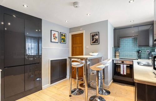 Henley House | Mills Cottage - Sleeps 4