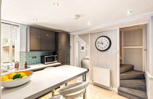 Henley House | Mills Cottage - Sleeps 4