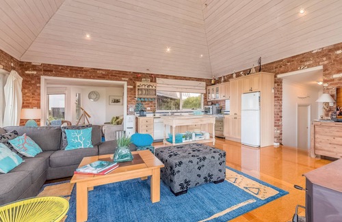 Smiths Beach House | Mills Court, Quirky seaside house at Smiths Beach, bring the surf boards!