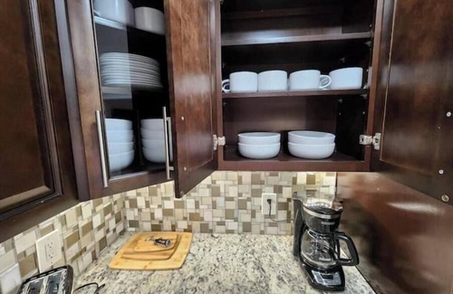 Fairview Shores House | Mills House @WP. Sleeps 11 Renovated. Queen beds