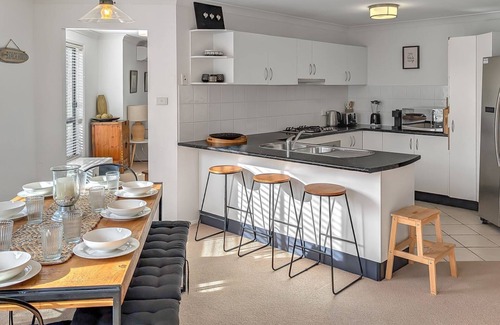 Vincentia House | Milo's @ the Bay by Experience Jervis Bay