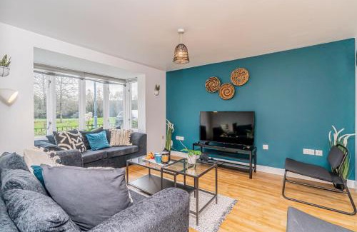 Milton Keynes House | Milton 5BR House with free parking, 3.5 Bathrooms ideal for CONTRACTORS & WEEKEND stays