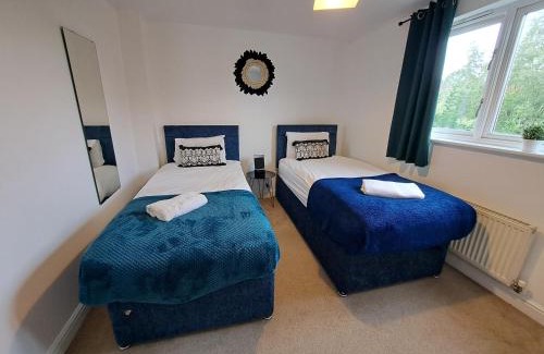 Milton Keynes House | Milton 5BR House with free parking, 3.5 Bathrooms ideal for CONTRACTORS & WEEKEND stays
