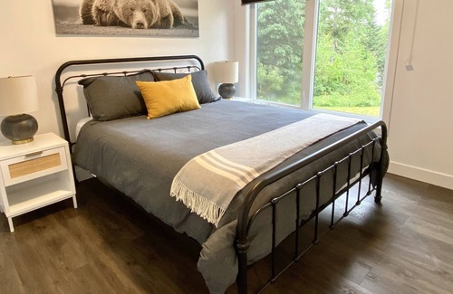 Notre-Dame-de-Pontmain Cottage | Mimozä: Contemporary, Beach & Hot Tub