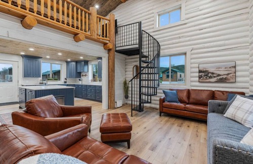 St. Charles Cabin | Mini Cabins Lodge-Hot Tub! AC! Arcades! Air Hockey and Foosball!