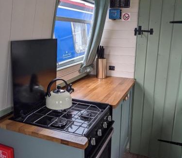Tring Boat Rental | Mini Escape - 2 Berth Narrowboat on the Grand Union, Hertfordshire
