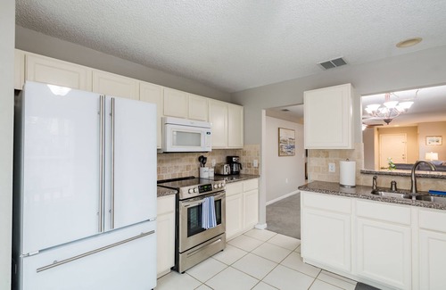 Park East House | Mini-Put-Put Green 3 Bedroom Home with a Pool by Downtown and Beaches