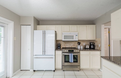 Park East House | Mini-Put-Put Green 3 Bedroom Home with a Pool by Downtown and Beaches