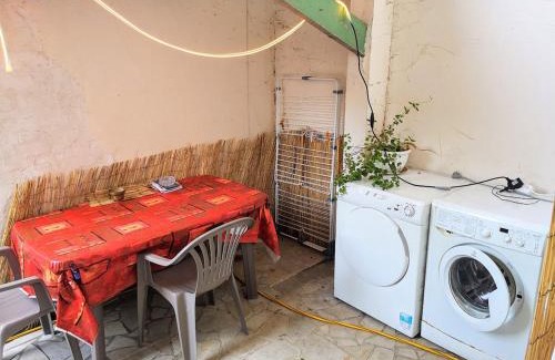 Route d'Arles House | Mini Studio de 13 m2 avec terrasse 15 mn centre Nimes