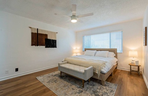 Fashion Square Apartment | Minimalist 2BR Condo 6min to Downtown Scottsdale