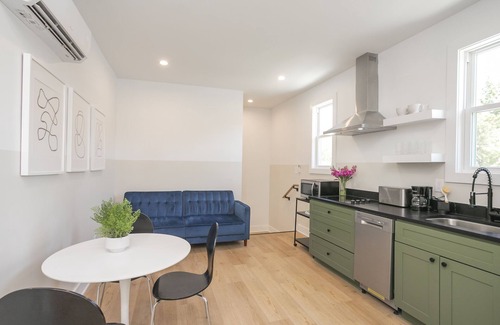 Cleveland Park Apartment | Minimalist Chic Guest House 10 mins from Broadway!