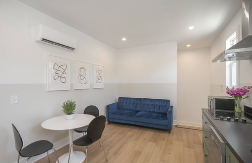 Cleveland Park Apartment | Minimalist Chic Guest House 10 mins from Broadway!