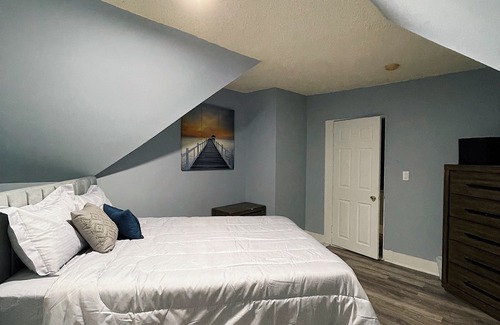 Asylum Hill Apartment | Minimalist Downtown Homestay