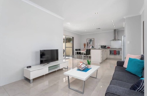 Ardross House | Minimalist Suburban Villa*Garden City*Family Friendly*