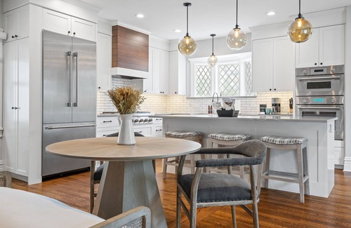 Uptown House | MINNeSTAY* Lakeside Luxe | Putting Green | Lake