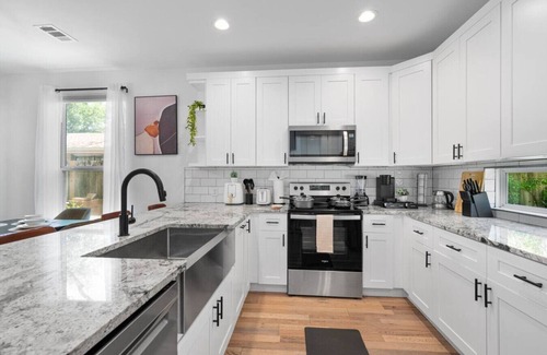 University Hills and Windsor Park House | Mins 2 Formula 1/Lux Retreat