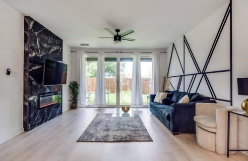 West Dallas House | Mins from Downtown, Cool Indoor Games Work Space