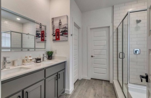 West Dallas House | Mins from Downtown, Cool Indoor Games Work Space