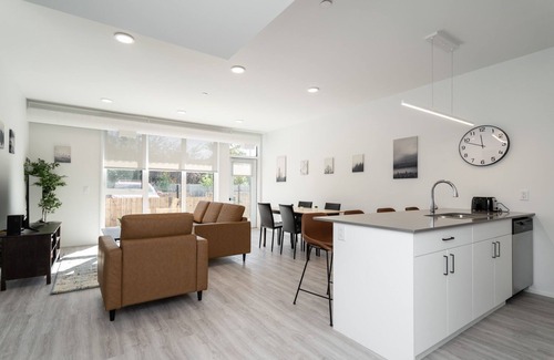 Birds Hill Condo | Mins from DT + Luxury 1 Bed (104+1755)