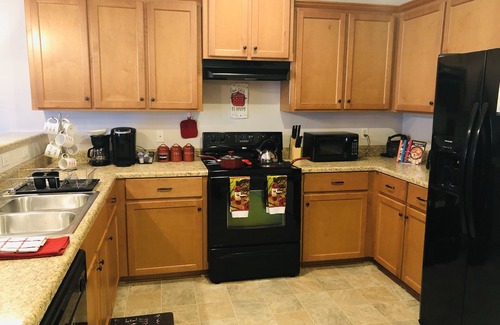 Port Wentworth House | Mins to airport and shopping! 5 Star clean!13miles from downtown!