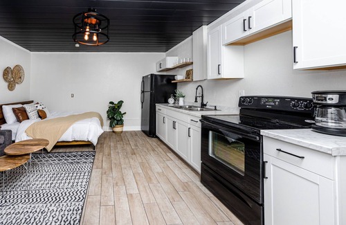 Tarpon Springs House | Mins to Beach/Private Studio House w/Yard/Walk to downtown/Free parking