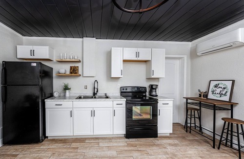 Tarpon Springs House | Mins to Beach/Private Studio House w/Yard/Walk to downtown/Free parking