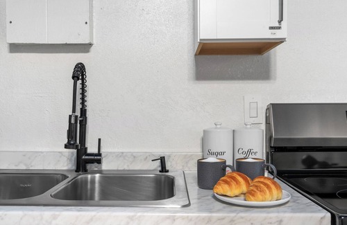 Tarpon Springs House | Mins to Beach/Studio Home/walk to dwtn/FreeParking