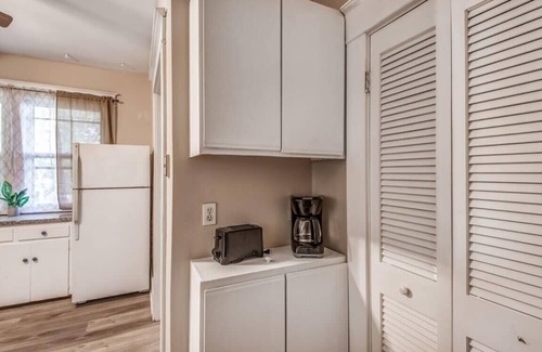 Crosstown Apartment | Mins to Downtown, Museum & Parks - Blue Hideaway