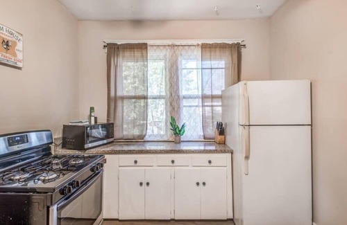 Crosstown Apartment | Mins to Downtown, Museum & Parks - Blue Hideaway