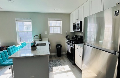 Potomac West House | Mins to Washington DC DCA Capitol National Mall Smithsonian Free Parking Metro