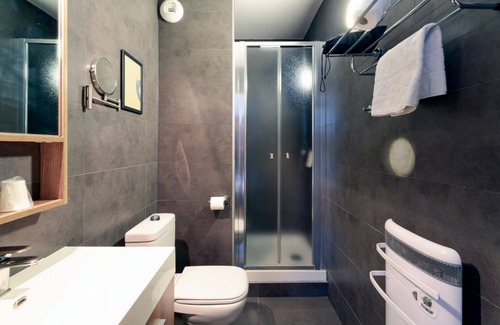 Contades House | Minutes Away from Strasbourg Museum of Fine Arts! Pets Allowed, Common Patio!