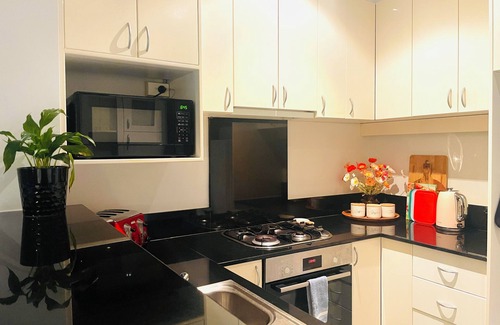 Prahran House | Minutes drive or Walk to scenic Melbourne beaches or bars and restaurants