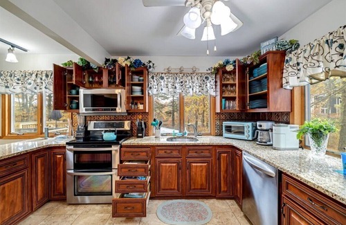 Long Pond House | Minutes from KALAHARI and CAMELBACK, nLAKEFRONT RETREAT! Sleeps10+, GameRm