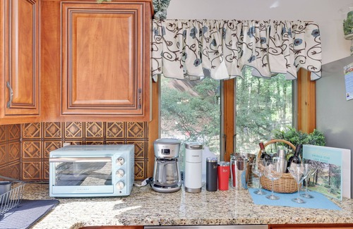 Long Pond House | Minutes from KALAHARI and CAMELBACK, nLAKEFRONT RETREAT! Sleeps10+, GameRm