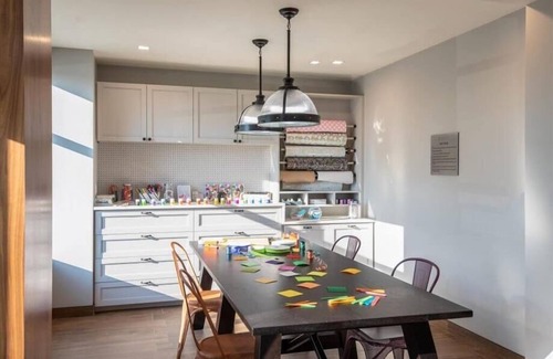 Central-Maverick Square - Paris Street Apartment | Minutes from Logan Intl Airport | Clean Studio | Gym | Indoor Pool | GLS