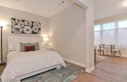 Central-Maverick Square - Paris Street Apartment | Minutes from Logan Intl Airport | Clean Studio | Gym | Indoor Pool | GLS