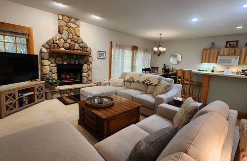 Petoskey Condo | Minutes from Petoskey & Harbor Springs-close to beaches, skiing & more!