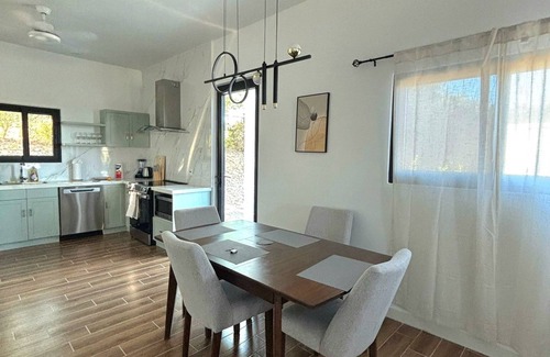 Juba Sound Villa | Minutes to Gracebay Beach, Modern 2 Bedrooms and 2 Bathrooms