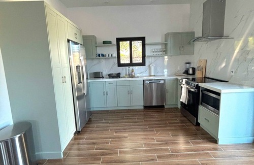 Juba Sound Villa | Minutes to Gracebay Beach, Modern 2 Bedrooms and 2 Bathrooms