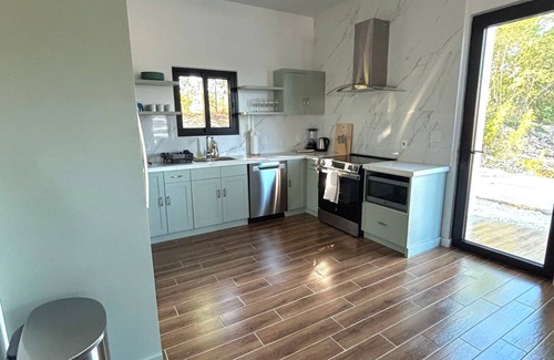 Juba Sound Villa | Minutes to Gracebay Beach, Modern 2 Bedrooms and 2 Bathrooms