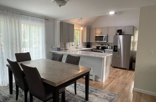 East Falmouth House | Minutes to Menauhant Beach - July & August AVAILABILITY clubhouse heated pool.