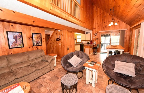 Eidelweiss Village House | Minutes to Sandy Beach, House w Firepit, Grill, 2 Kayaks and Screen Porch