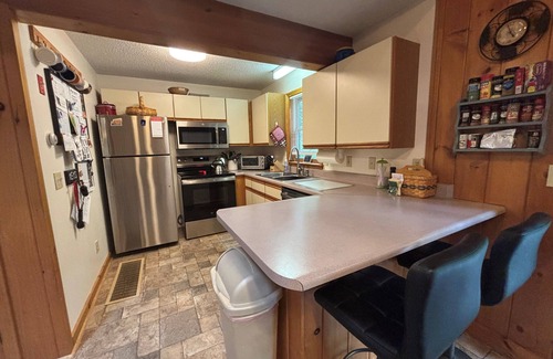Eidelweiss Village House | Minutes to Sandy Beach, House w Firepit, Grill, 2 Kayaks and Screen Porch