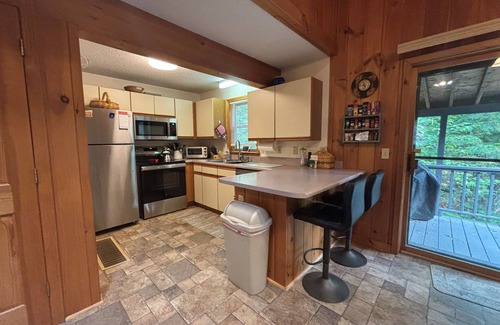 Eidelweiss Village House | Minutes to Sandy Beach, House w Firepit, Grill, 2 Kayaks and Screen Porch