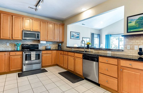 North Camellia Acres House | Minutes to the Beach! 3 BR 2 BA Huge Home- Fenced Yard- Dogs OK!