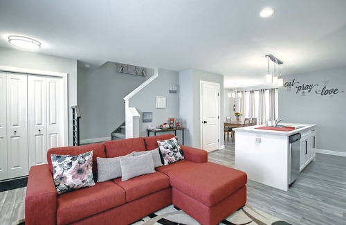 Markerville House | Minutes to the Lake. Entire townhome for the family and pet! n