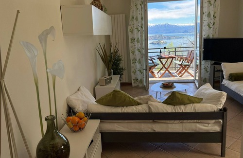 Campino Apartment | Miralago apartment with amazing lake view in Stres