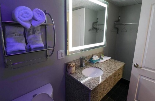 Henderson Hotel | Mirror Suite Smoking King Bed at Envi Boutique Hotel