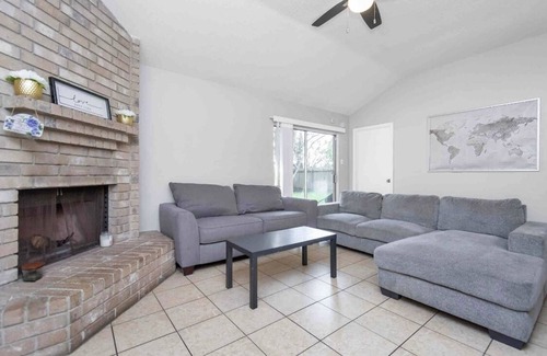 Mission Bend House | Miss Bend Voted Best Family area | Kids + Pets