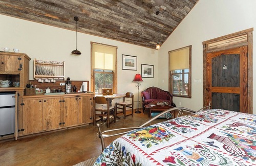 Fredericksburg House | Miss Thelma's | Cozy Country Retreat